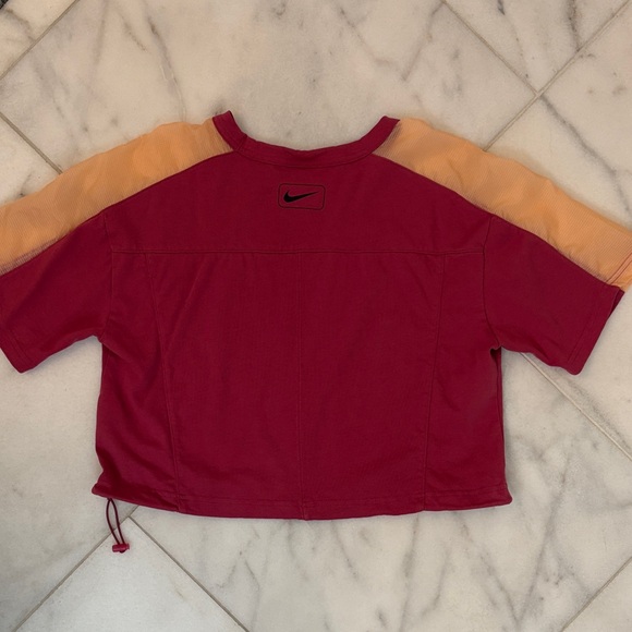 Nike tee with burgundy and peach tones. Ideal for play and casual wear - Picture 3 of 5